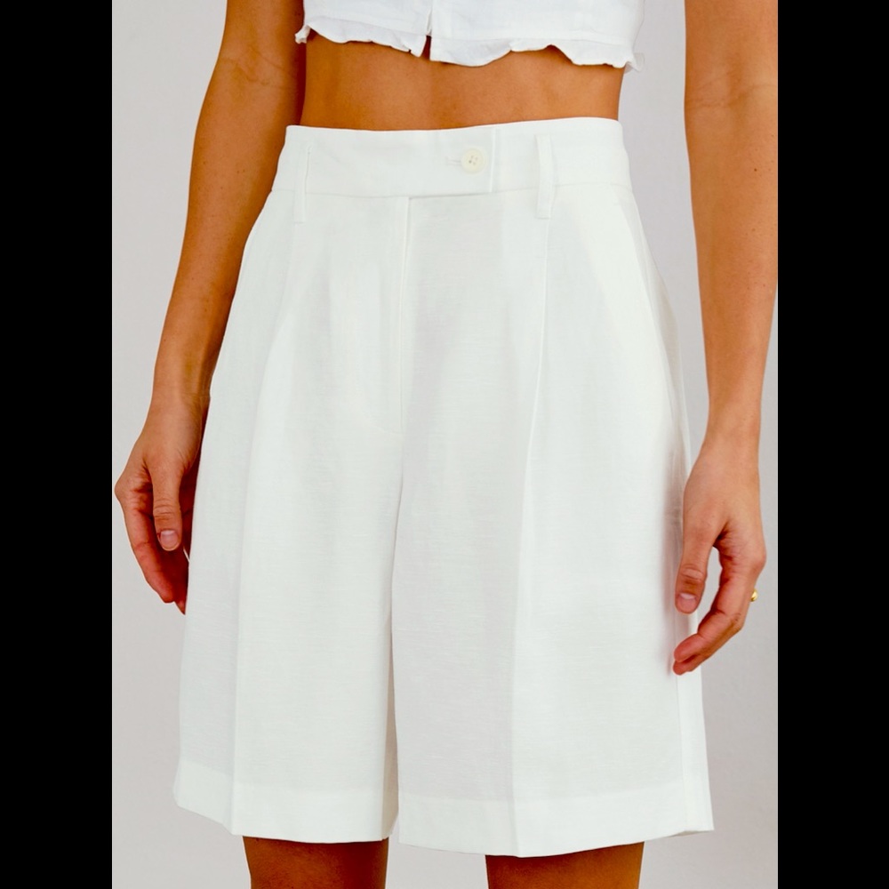 Aritzia linen shorts size 10. NWT